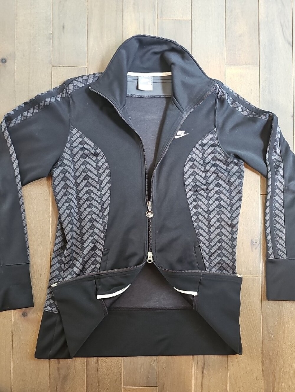 Vintage Nike Women's Black Full-Zip Track Jacket with Gray Pattern, Medium - Picture 2 of 11
